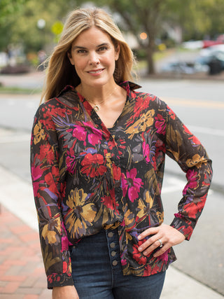 an autunnal blouse with fall flowers with long sleeves and a flowy fit perfect to pair with your favorite denim