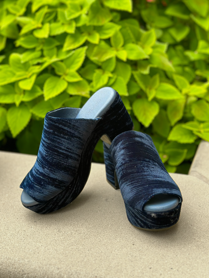Chocolat Blu Gordie Clog Navy Velvet 9
