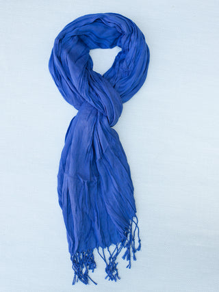 this crinkle scarf in kentucky wildcat blue is lightweight and features a fringe hem