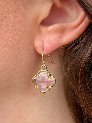 a light pink quatrefoil gold dangling earring