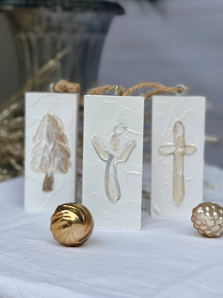 white wooden plaque painted christmas ornaments